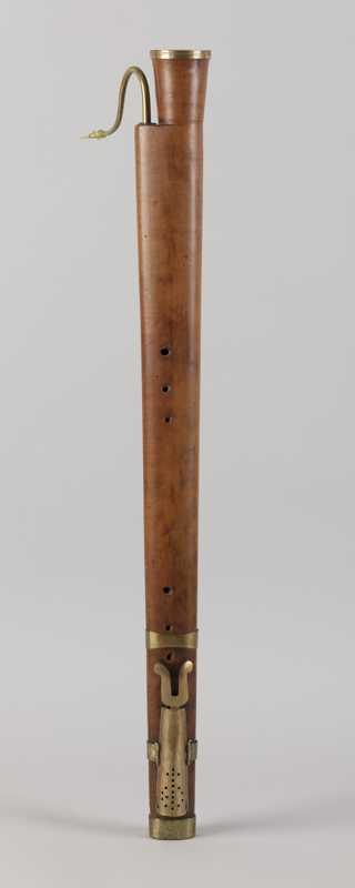Anónimo, <i>Baixó</i> (instrumento musical de origen español), ca. 1670, madera de arce, cinturones de latón, fontanelas recubiertas de estaño. Disponible en Museu de la música de Barcelona: https://mimo-international.com